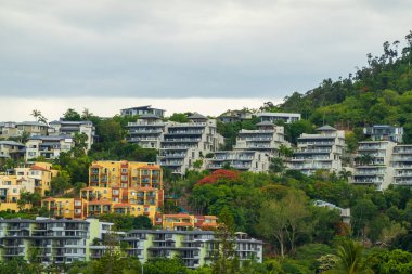 Avustralya 'nın Queensland kentindeki Airlie Sahili' nin yamacında yuva yapmış bir turist evi.