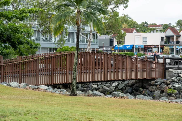 Airlie Beach Queensland Australien Januar 2022 Fußgängerbrücke Über Felsige Entwässerungsrinne — Stockfoto
