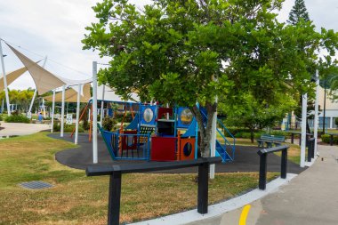 Airlie Beach, Queensland, Avustralya - Ocak 2022: Sıcak yaz güneşinden korunmak için çocukların oyun alanı