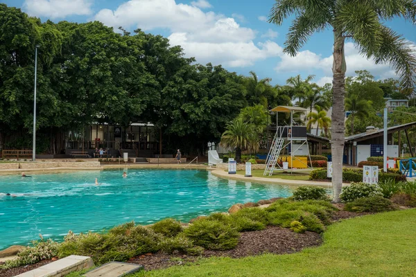 Airlie Beach, Queensland, Avustralya - Ocak 2022: İnsanların yüzdüğü ve açık hava tesisinin keyfini çıkardığı kamusal göl