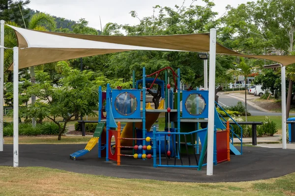 Airlie Beach, Queensland, Avustralya - Ocak 2022: Sıcak yaz güneşinden korunmak için çocukların oyun alanı