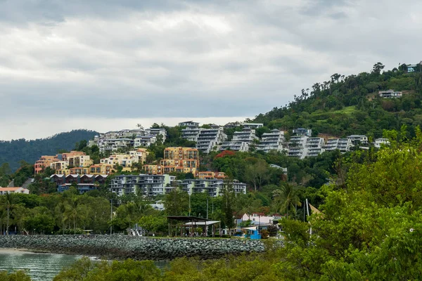 Airlie Beach, Queensland, Avustralya - Ocak 2022: Teraslı bir yamaçta yerleşim yeri