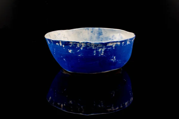 陶器碗 手工制作 蓝白相间 底色为黑色 — 图库照片