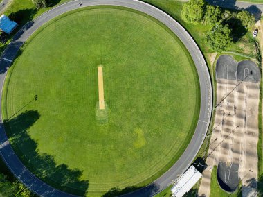 Yuvarlak bir velodrom ve bir bmx bisiklet yolu üzerinde drone görünümü