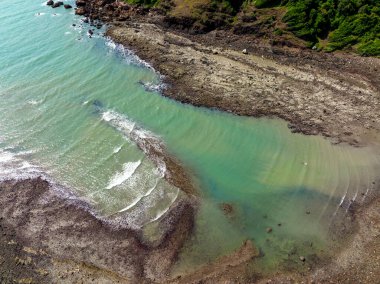 Çamurlu bir sahilde gelen gelgitin insansız hava aracı görüntüsü