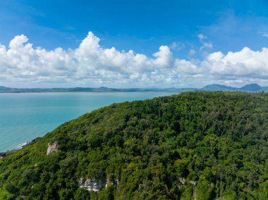 Cape Hillsborough Mackay Queensland Avustralya 'daki orman kıyı dağının üzerinden insansız hava uçuşu.