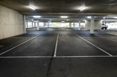 Alışveriş merkezinin otoparkındaki boş otoparklar.