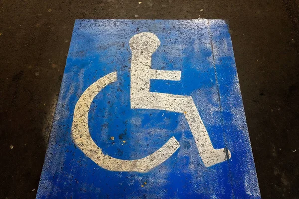 商场停车场为轮椅乘客而设的指定泊车位 — 图库照片