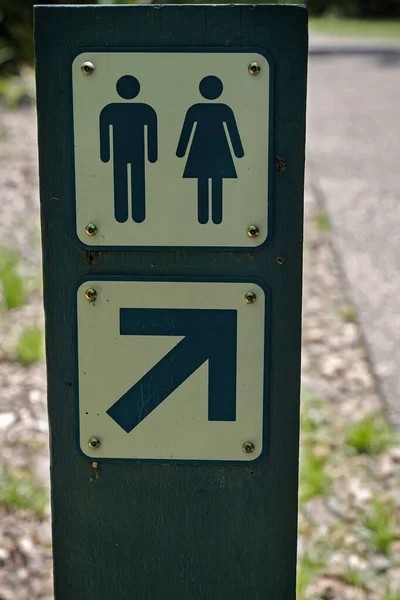 Znak Informacyjny Wskazujący Publiczne Toalety Mężczyzn Kobiet Parku Narodowym — Zdjęcie stockowe