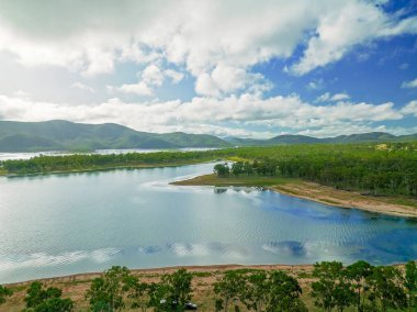 Eungella Barajı 'nın deniz kenarında bedava kampçılar olan insansız hava aracı manzarası. Queensland, Avustralya.