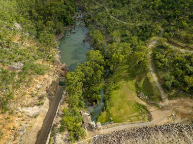 Eungella Barajı, Queensland, Avustralya 'daki baraj duvarı ve kanalın bir kısmına tepeden bak..