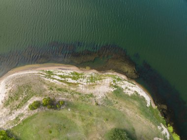 Eungella Barajı Queensland Avustralya. Düşük su seviyeleri, yüzeydeki doku ve desenleri gösteriyor..