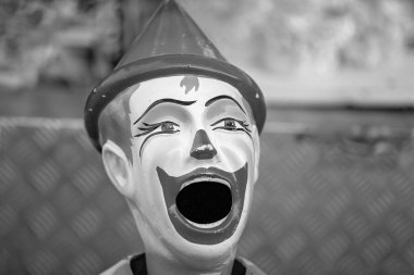 Boyalı palyaço heykelcik ile açık ağız bir boğa koymak ve bir ülke Show'da puan kazanmak çocuk için hazır