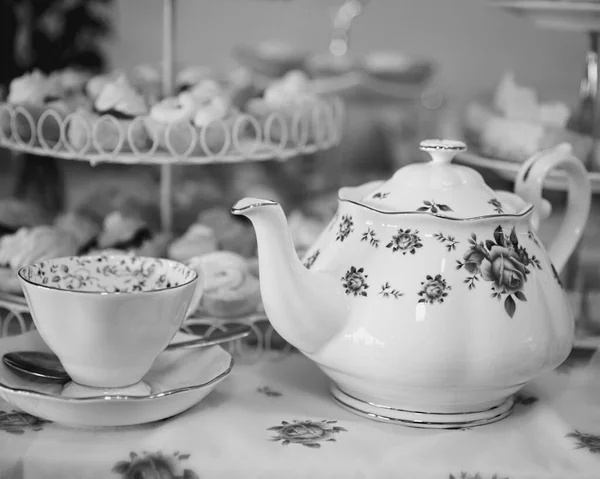 Чайник Чашка Перед Стендом Булочек Кухонного Чая — стоковое фото