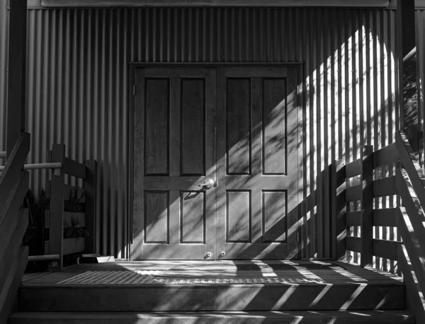 Puerta Entrada Edificio Con Sol Inclinado Ángulo — Foto de Stock