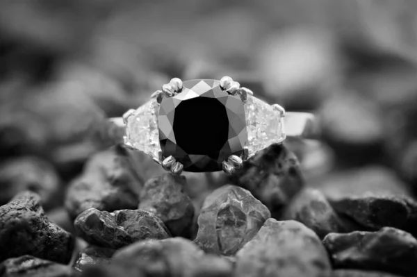 Černý Diamantový Prsten Bilionem Broušených Bílých Diamantů Spočívajících Hromadě Syrových — Stock fotografie