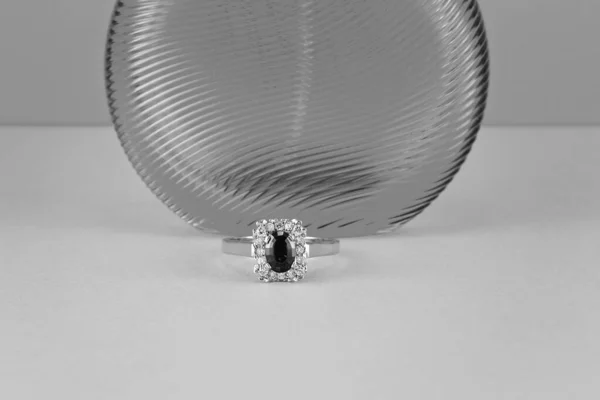 Кольцо Граната Окруженное Бриллиантами Квадратной Форме Золотой Лентой Перед Прозрачной — стоковое фото