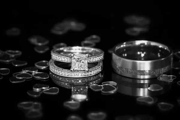 Anillos Boda Rociados Con Corazones Plata Sobre Fondo Negro —  Fotos de Stock