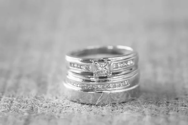 織り目加工の表面上に積層された結婚指輪 — ストック写真