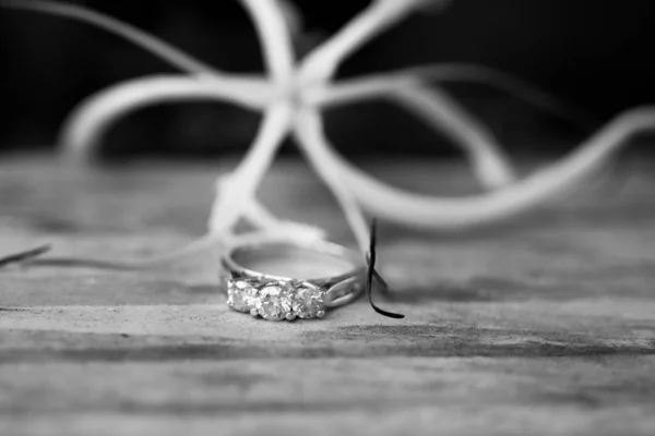 白い花の前に木材の婚約指輪の石 — ストック写真