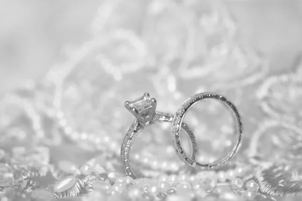 Diamanten Bruiloft Verlovingsringen Een Parel Lace Achtergrond — Stockfoto