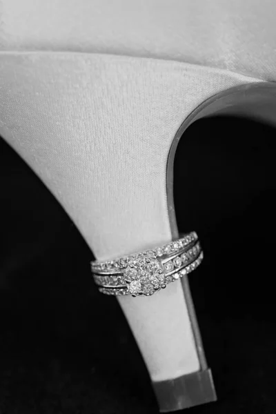 Anello Diamante Sul Tallone Una Scarpa Con Sfondo Nero — Foto Stock