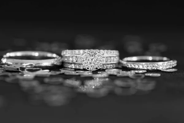 結婚指輪はシルバーの愛の心を振りかけた — ストック写真