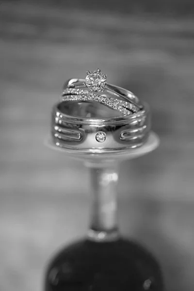 Свадебные Кольца Сложенные Перевернутом Стекле — стоковое фото