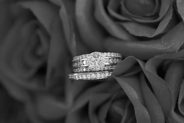 バラのベッドの上でダイヤモンドの結婚式と婚約指輪 — ストック写真