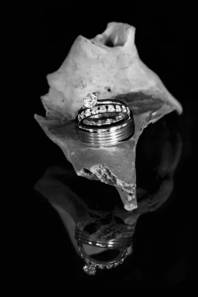 Anillos Boda Sobre Madera Sobre Fondo Negro —  Fotos de Stock