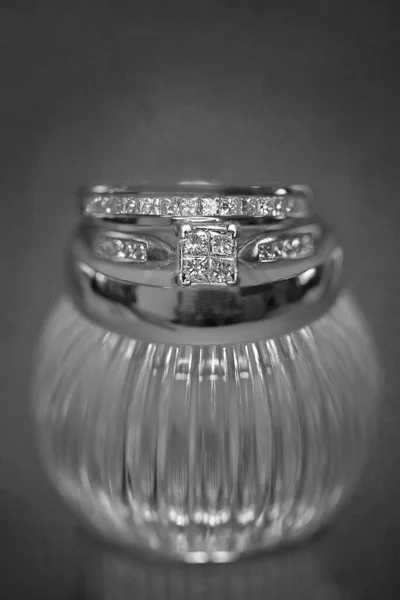 Esküvő Gyűrű Ban Zár Megjelöl Parfüm Dugóval — Stock Fotó