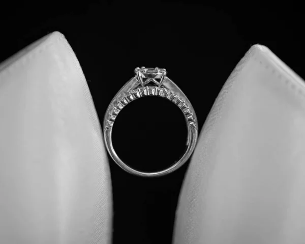 Egy Gyémánt Eljegyzési Gyűrű Között Egy Pár Cipő Sarka — Stock Fotó