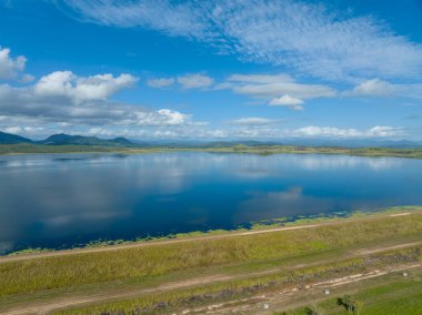 Kinchant Baraj Duvarı, Mackay, Queensland, Avustralya Su yansımaları ile bulutlu mavi bir gökyüzünün altında.