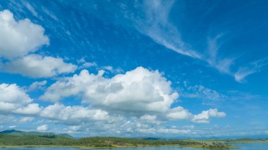 Bir yaz günü barajın üzerindeki mavi gökyüzünde ilginç bulut oluşumları..
