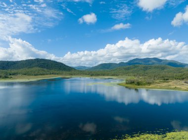 Avustralya 'da bir yaz günü Queensland barajının durgun mavi suyunda yansıyan bulutlar..