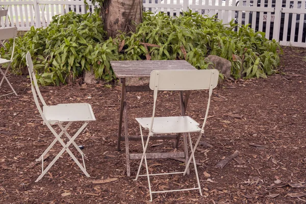 Eski Bir Ahşap Masa Bir Kahve Dükkanının Bahçesinde Teneke Sandalyeler — Stok fotoğraf