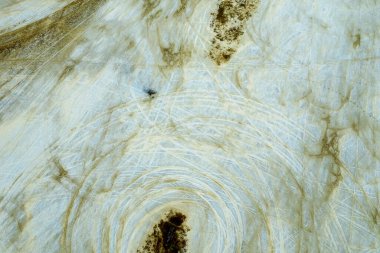 Tuz tabakalarının üzerinden geçen soyut bir lastik izi örneği. İnce taneli çökeltideki havadan görünüşlü drone..