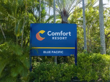 Blacks Beach, Mackay, Queensland, Avustralya - Nisan 2022: Tropikal alanlarda tatil köyüne giriş için mülkiyet tabelası. Rahat tatil köyü Mavi Pasifik.