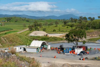 Mackay, Queensland, Avustralya - Nisan 2022: Karayolları ve diğer amaçlar için endüstriyel kaya ve taş üreten bir taş ocağında çalışan makineler.