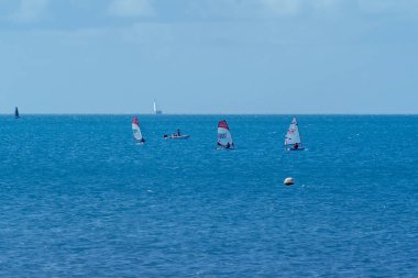 Airlie Beach, WhitSunday, Queensland, Avustralya - Nisan 2022: İnsanlar rüzgarda küçük yelkenli teknelerde yelken açmayı öğreniyorlar.
