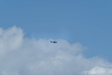Airlie Beach, WhitSunday, Queensland, Avustralya - Nisan 2022: Bulutlar arasında uçan akrobatik bir uçak rutinine başlamaya hazır.