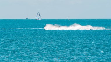 Airlie Beach, WhitSunday, Queensland, Avustralya - Nisan 2022: Turistler heyecanlı bir jet-bot gezisi yapıyorlar. Çocuklar ve yetişkinler tatil aktivitelerinin tadını çıkarıyorlar..