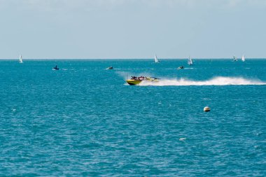 Airlie Beach, WhitSunday, Queensland, Avustralya - Nisan 2022: Turistler heyecanlı bir jet-bot gezisi yapıyorlar. Çocuklar ve yetişkinler tatil aktivitelerinin tadını çıkarıyorlar..