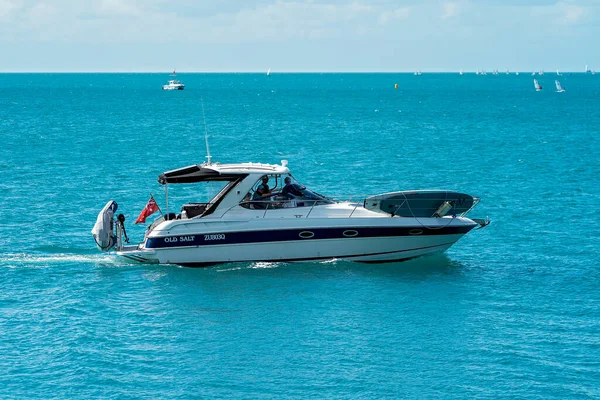 澳大利亚昆士兰州惠特松日海莉海滩 Airlie Beach Whitsundays Queensland 2022年4月 一艘强大的汽艇 带着渔民出发前往珊瑚礁捕鱼 蓝色海洋背景 — 图库照片