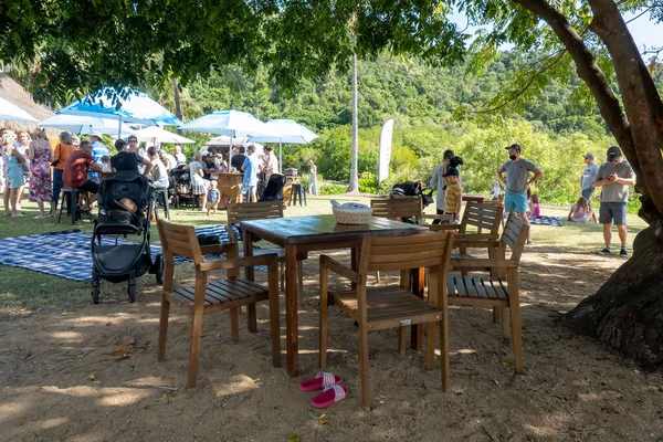 Airlie Beach, WhitSunday, Queensland, Avustralya - Nisan 2022: İnsanlar sıcak bir yaz günü sahildeki bir yerde eğlenmek için bir araya geldiler.