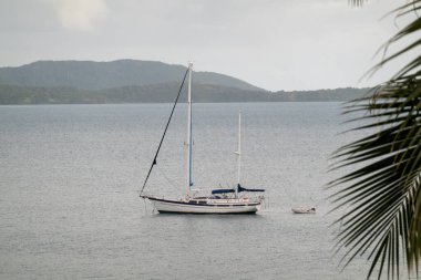 Airlie Beach, WhitSunday, Queensland, Avustralya - Nisan 2022: Lüks bir yat ve karanlık bir gece için kıyıya demir attı.
