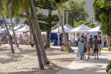 Airlie Beach, WhitSunday, Queensland, Avustralya - Nisan 2022: İnsanlar haftalık deniz kenarında alışveriş yaparak pazarlama yaptılar.