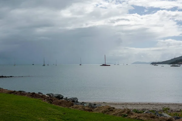 Airlie Beach Whitsundays Queensland Australia April 2022 Yachts Anchored Offshore — стоковое фото