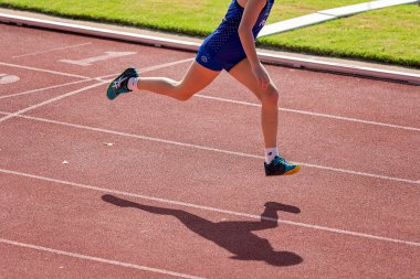 Townsville, Queensland, Avustralya - Mayıs 2022: Genç bir kız atletizmde bitiş çizgisini geçiyor.