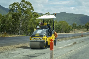 Townsville, Queensland, Avustralya - Mayıs 2022: Otoyoldaki yol çalışmaları sırasında bir patenciyi denetleme çalışmaları.